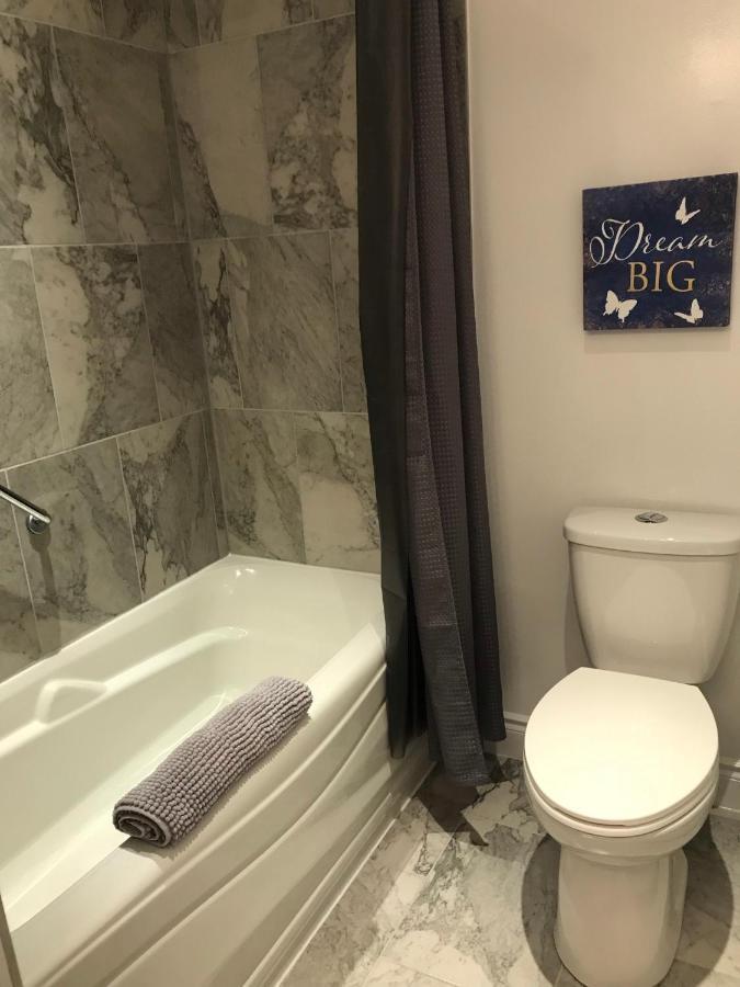 Ottawa Downtown Executive Apartment Retreat With Private Balcony Near Bank Street - Sleep Max 2 Kültér fotó